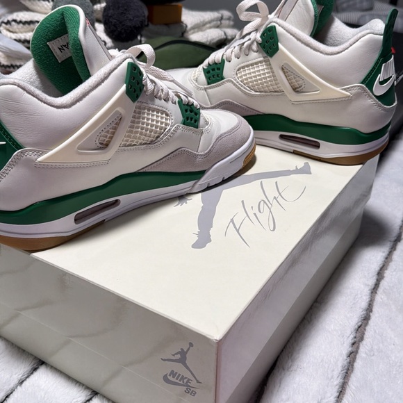 Nike Men's White and Green Air Sneakers